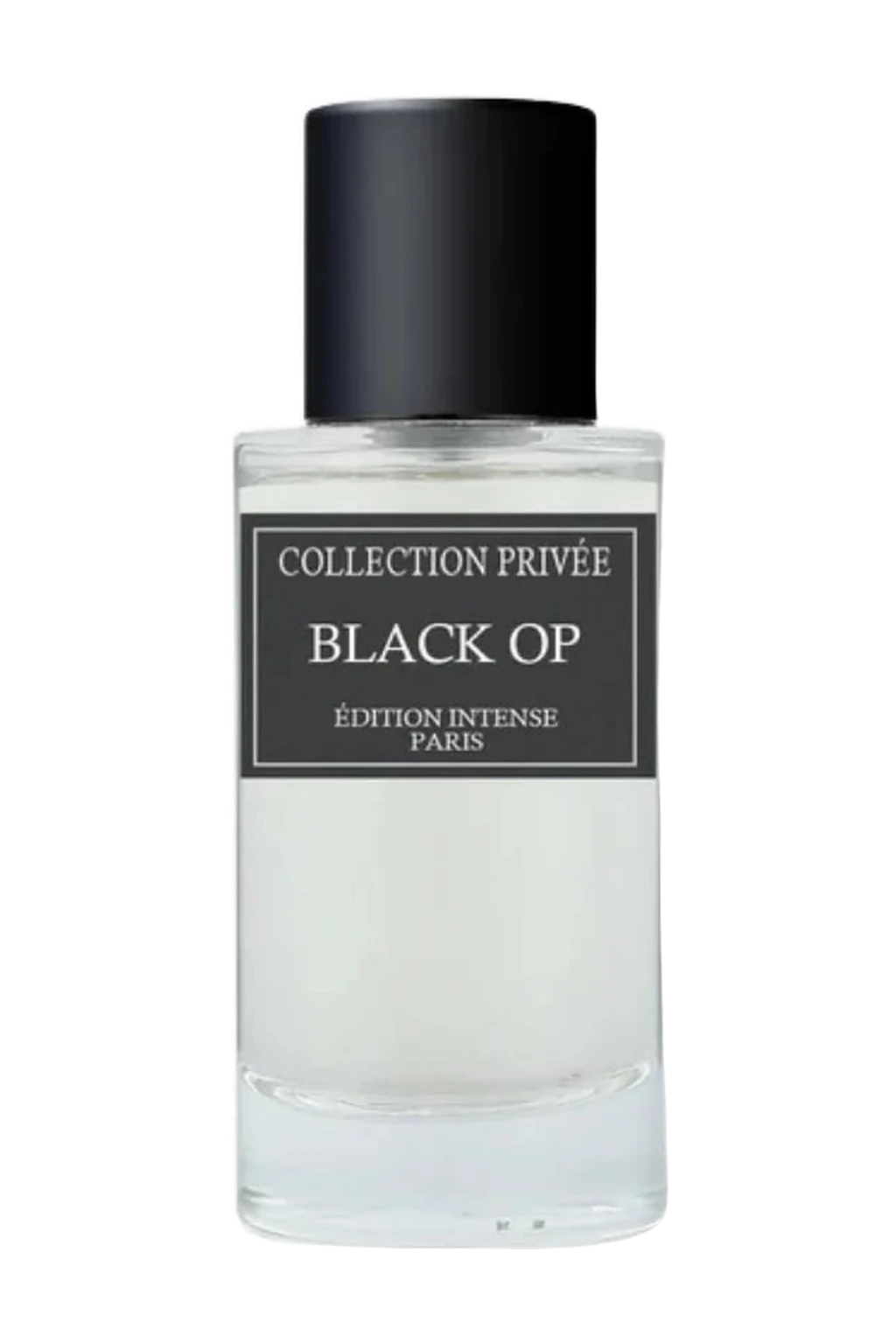 Flacon Black Op sur un bloc de béton graphite, dans une fumée bleutée