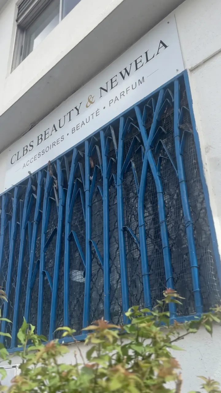 L’enseigne CLBS Beauty & NEWELA au-dessus des grilles bleues, rue Diaka au Marin.